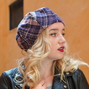 Chapeau béret violet et blanc pour femme, tissu tweed à carreaux inspiration écossaise, mélange de laine image 3