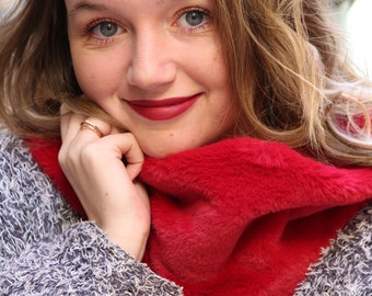 Fake fur red infinity scarf, soft and luxurious winter scarf for women. Bright red faux fur scarf, handmade in France