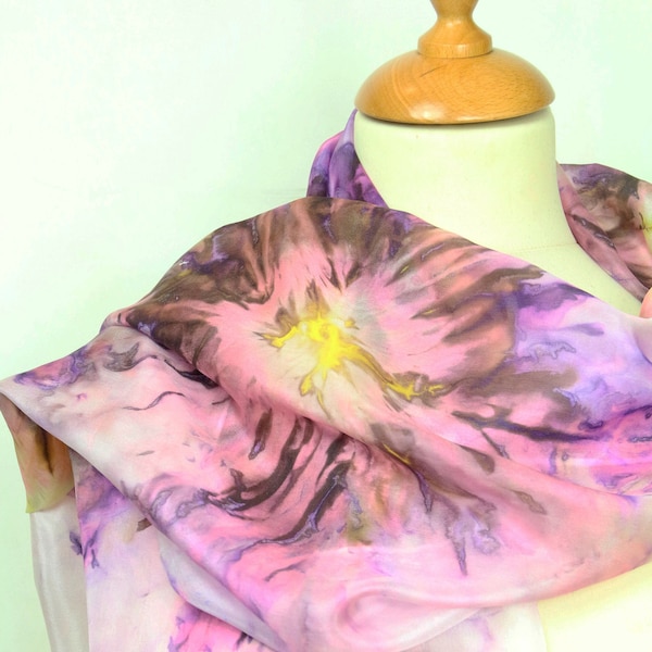 Foulard en soie peint à la main, Echarpe unique et originale, Tons violets et jaunes, Echarpe moderne fleurs abstraites, Idée cadeau femme