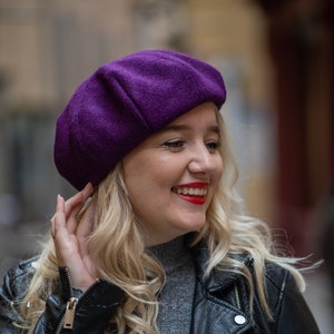 Beret for women. Cute beret hat in purple woolen fabric. Handmade in France.