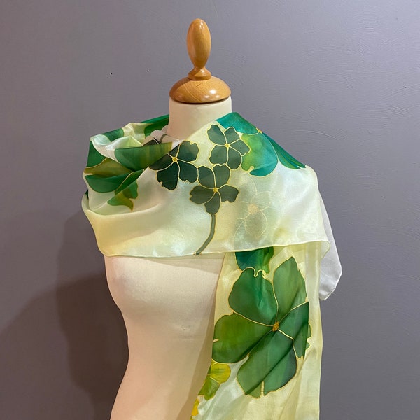 Foulard en soie peint à la main, design fleuri vert et doré, le cadeau unique et original fabrication Française