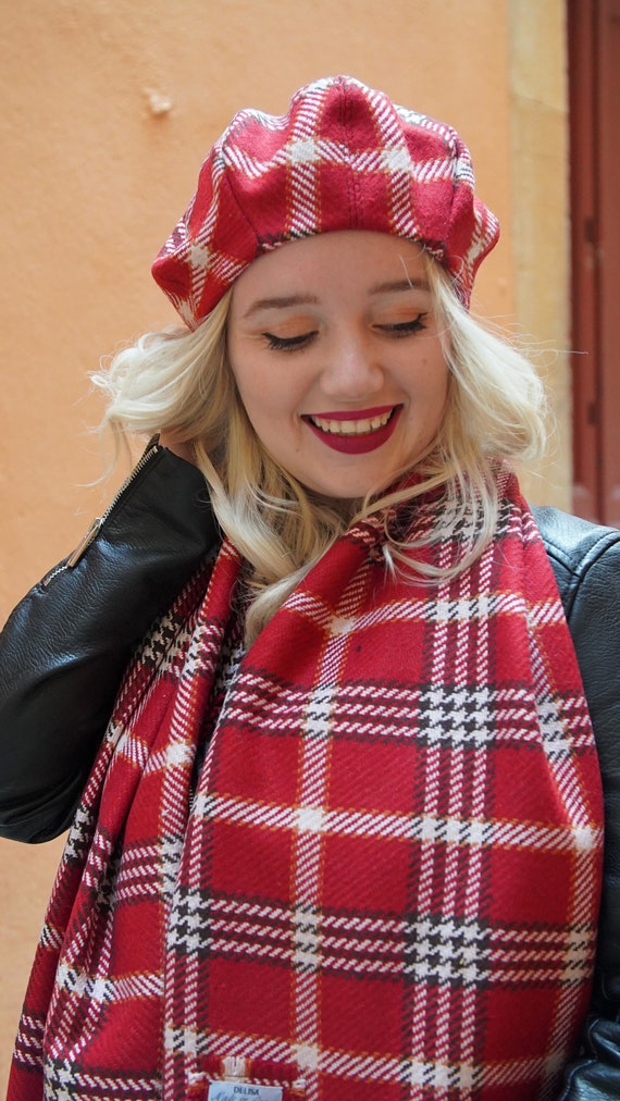 Chapeau béret rouge et blanc pour femme, en tissu mélange de laine à  carreaux d'inspiration écossaise -  France