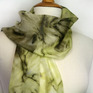 Pañuelo de seda verde caqui pintado a mano. Pañuelo de seda floral abstracto verde militar. Fular de seda verde oscuro. Regalo especial para ella. Diseño Delisa.