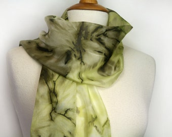 Handgeschilderde kakigroene zijden sjaal. Legergroene zijden sjaal met abstracte bloemen. Donkergroene zijden sjaal. Speciaal cadeau voor haar. Delisa-ontwerp.