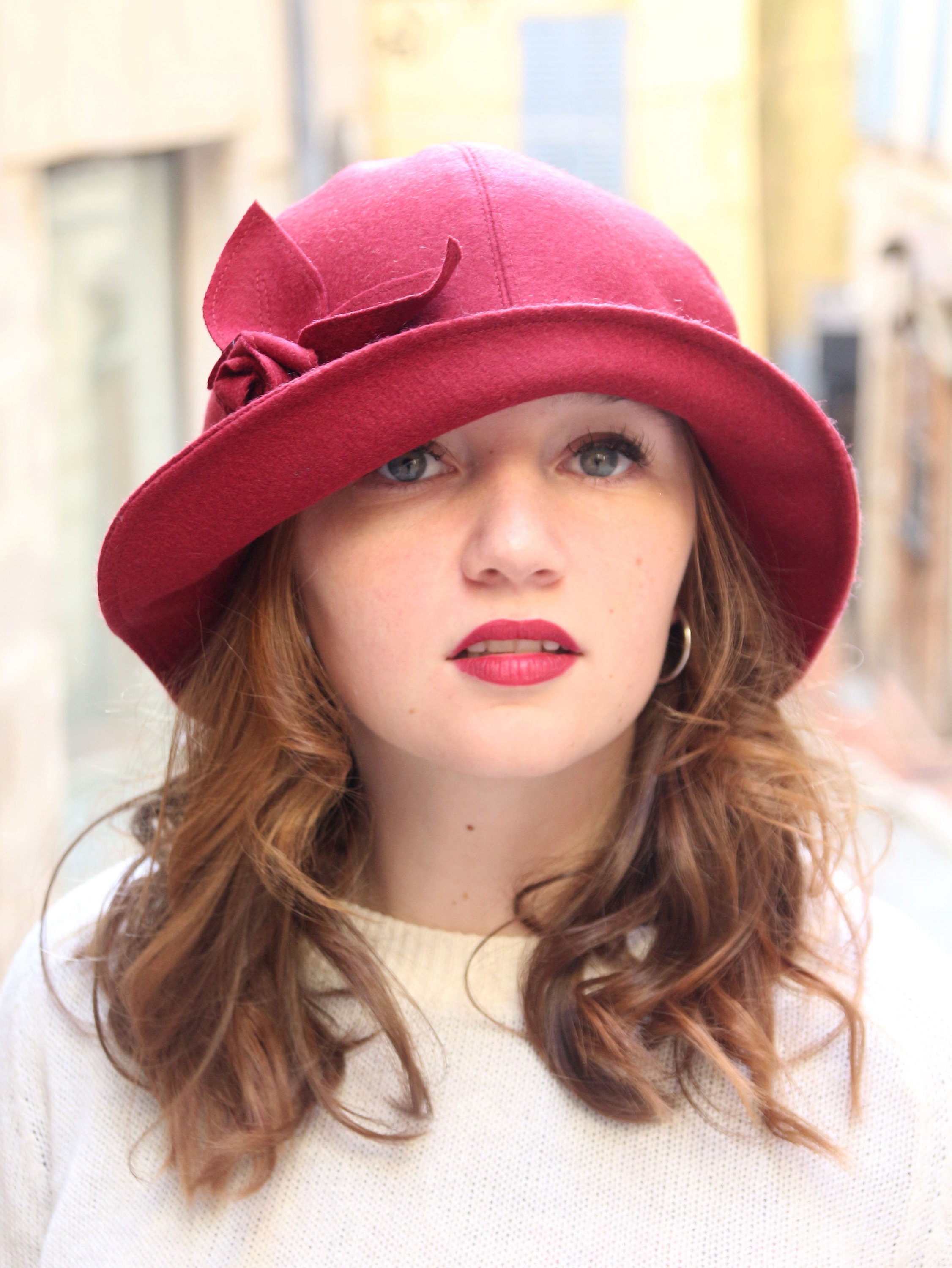 Rode wollen hoed 1920s flapper hoed in Rode merinowol art deco retro hoeden geschenken voor haar Accessoires Hoeden & petten Vissershoeden 
