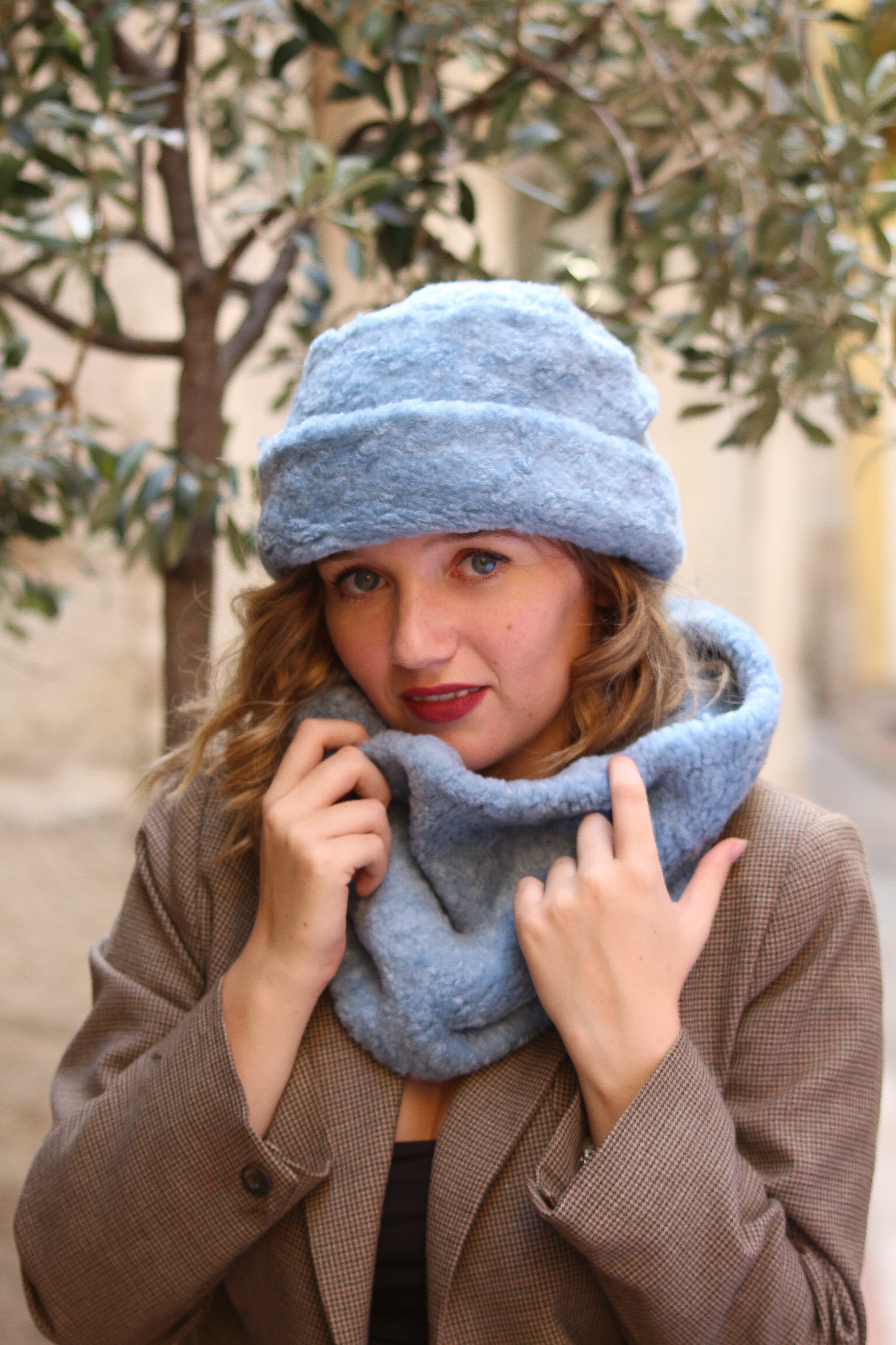 Set di cappello e sciarpa infinita in pelliccia sintetica blu pallido - Berretto invernale fatto a mano - Italia