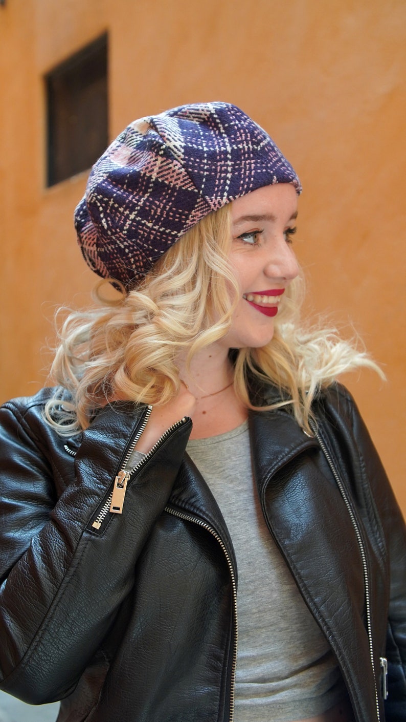 Chapeau béret violet et blanc pour femme, tissu tweed à carreaux inspiration écossaise, mélange de laine image 2