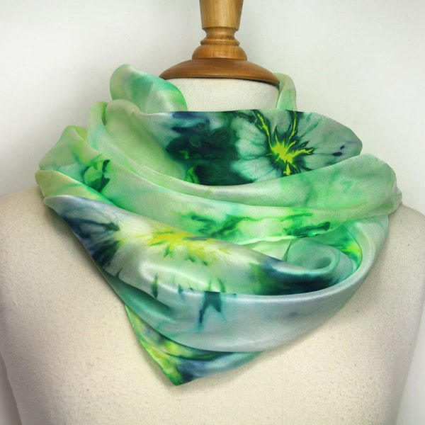 Handbemalter Seidenschal. Grüner abstrakter Seidenschal. Seiden foulard. Tragbare Kunst handgemalt auf Bestellung