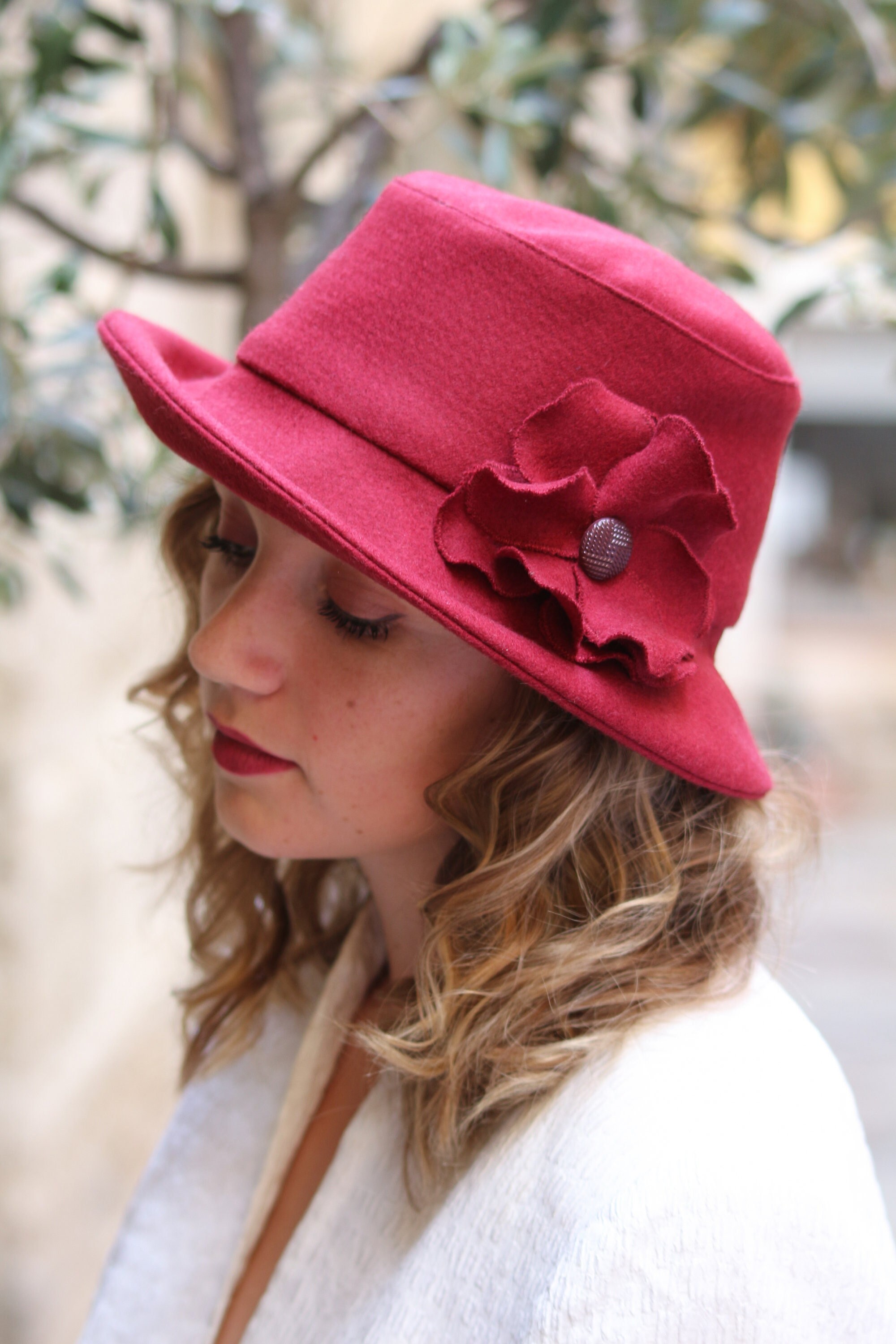 Burgundy Bucket Hat With Flower Brooch: Handmade Winter Hat  display picture 1