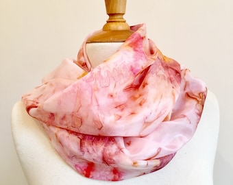 Foulard en soie peint à la main, Echarpe rose effet tie dye, Echarpe moderne, Idée cadeau pour femme, 100% soie