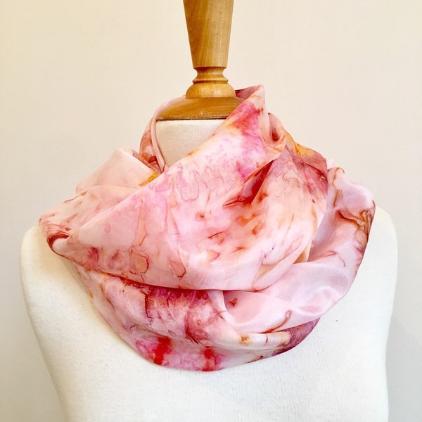 Foulard en soie peint à la main, Echarpe rose effet tie dye, Echarpe moderne, Idée cadeau pour femme, 100% soie