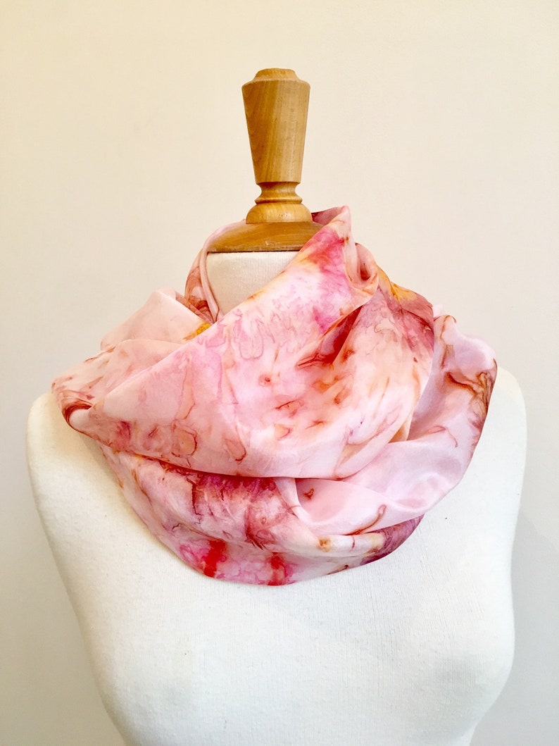 Foulard en soie peint à la main, Echarpe rose effet tie dye, Echarpe moderne, Idée cadeau pour femme, 100% soie image 1
