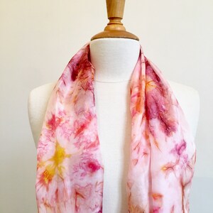 Foulard en soie peint à la main, Echarpe rose effet tie dye, Echarpe moderne, Idée cadeau pour femme, 100% soie image 3