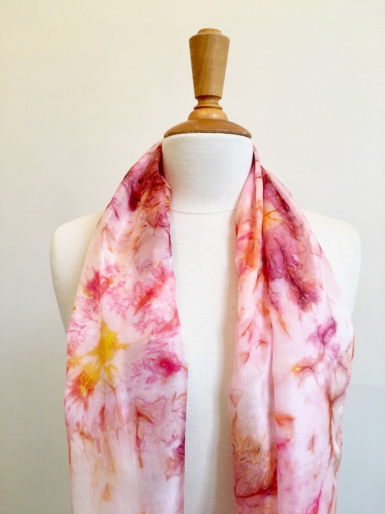 Foulard en soie peint à la main, Echarpe rose effet tie dye, Echarpe moderne, Idée cadeau pour femme, 100% soie image 3