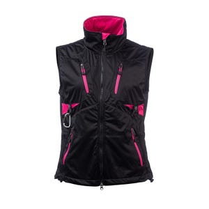 Può includere: Gilet nero con collo alto e multiple tasche. Il gilet presenta accenti rosa acceso sulle cerniere, sulla fodera del colletto e sui dettagli delle tasche. Un moschettone argentato è attaccato sul davanti.