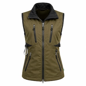Può includere: Un gilet senza maniche color verde oliva con colletto alto nero, chiusura frontale con zip integrale e quattro tasche con zip sul davanti. Il capo presenta dettagli neri, cinghie laterali regolabili e un moschettone in metallo argentato.