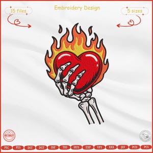 Può includere: Un disegno di ricamo con un cuore rosso in fiamme, tenuto da una mano scheletrica. Il disegno include il testo "Embroidery Design" e "15 file" e "5 dimensioni". Il disegno è su sfondo bianco.
