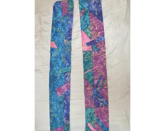 Sujetacortinas vintage de los 90 de Springmaid con detalles de mármol y joyas, de Andre Richard.