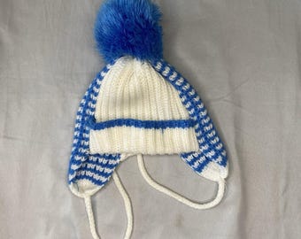 Gorro de esquí infantil de punto vintage de Kmart con pompón, azul y blanco, años 80.