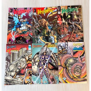 以下が含まれることがあります： Image ComicsのViolatorコミックブック6冊セット。表紙にはカラフルなグラフィックイラストが描かれています。タイトルにはViolatorやViolator vs. Badrockが含まれ、シリーズ全体を通して様々なキャラクターがアクションシーンで描かれています。