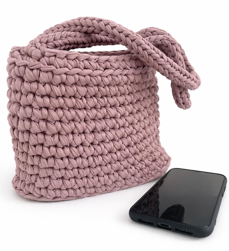 Eco friendly crochet tote bag pattern for beginners using recycled t-shirt yarn