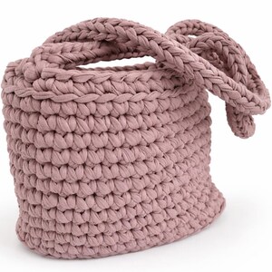 Beginner crochet tote bag pattern made with t-shirt yarn chunky reusable market bag