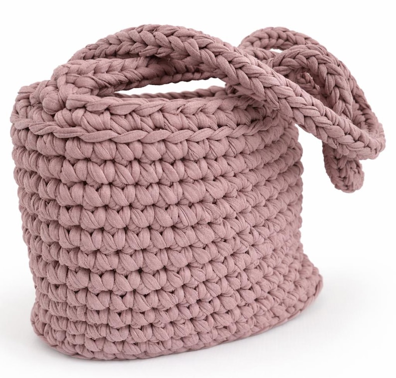 Beginner crochet tote bag pattern made with t-shirt yarn chunky reusable market bag