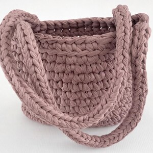 DIY crochet handbag pattern with thick yarn and braided handles modern minimalist style
