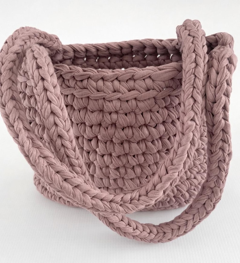 DIY crochet handbag pattern with thick yarn and braided handles modern minimalist style