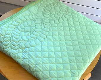 Vintage hele doek omkeerbare Feather Stitch Quilt; Pastelgroene top; Gele steun; Uitzonderlijk handquilten in groen; 86 "x 80"