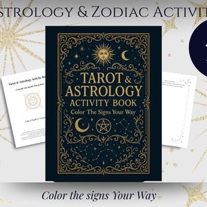 Pode incluir: Um livro de atividades de Tarot e Astrologia azul escuro com detalhes dourados, ilustrações de sol, lua e estrelas. A capa diz "Tarot & Astrology Activity Book, Color The Signs Your Way." Inclui mais de 70 páginas.