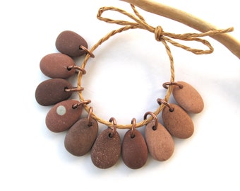 Dijes de piedra de río perforada de primera calidad para hacer joyas, pares de rocas de playa con forma de lágrima, cobre, dijes de guijarros marrones brumosos, 16 mm