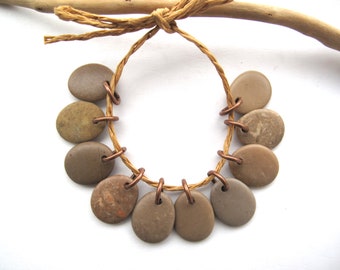 Piedras de playa beige pequeñas perforadas para joyería ecológica, dijes de roca de río, pares de pendientes de guijarros, mezcla caqui suave, 16 mm