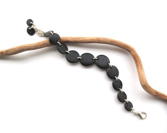 Pulsera de roca de playa negra, joyería de piedra de río, pulsera de piedra de playa boho mediterránea, piedra de guijarros ecológicos, plata negra, NOIRE