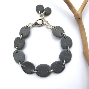 Fluss Stein Armband, Strand Stein Armband, Boho Fluss Stein Schmuck, Naturstein Armband, Silber, MISTY GREY PEBBLE Armband