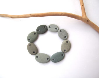 Eslabones de pulsera de roca de río verde perforados para la fabricación de joyas, conectores de piedra de playa, ENLACES de guijarros VERDES MISTY, 15-20 mm