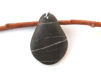 Colgante de roca de playa negra perforada, fabricación de joyas de guijarros, roca natural para colgar, regalo de piedra de río, COLGANTE NEGRO RAYADO, 32x43 mm