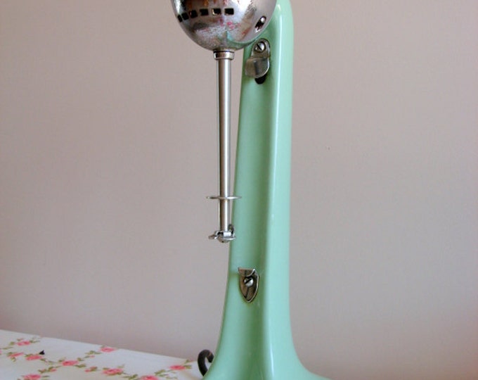 Working Vintage Hamilton Beach Milkshake Mixer Model 33 in Jadite Green