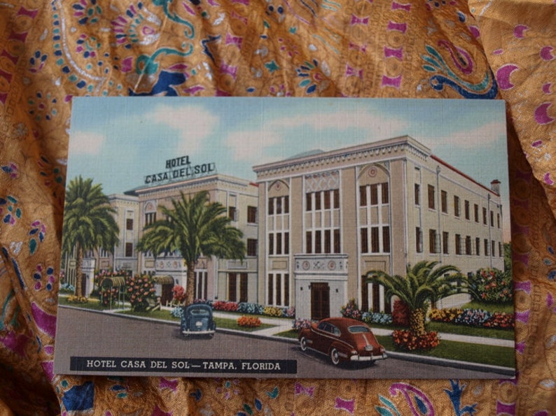 Postcard Hotel Casa Del Sol Tampa Florida Building 1940/'s 1950/'s Cars Auto Souvenir Advertisement Travel Neon Sign Palm Trees