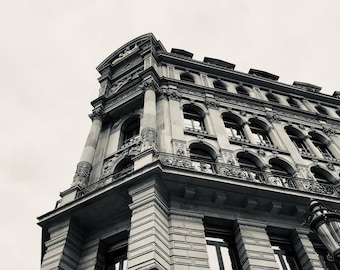 Fotografía de edificios europeos clásicos, arquitectura minimalista en blanco y negro, descarga digital