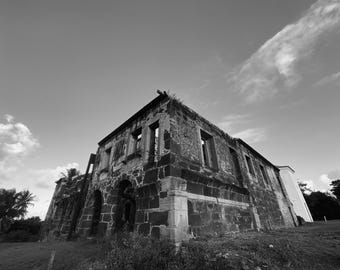 Impresión de ruinas de castillo en blanco y negro: arte mural de estilo industrial (descarga digital)