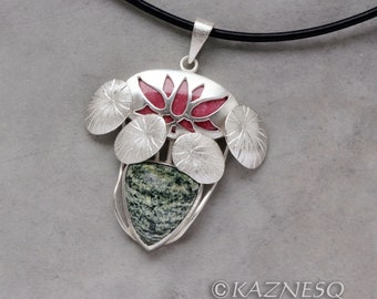 Pendentif lotus ajouré en argent avec pierres roses et vertes