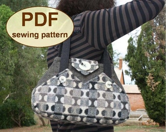 Puede incluir: Un bolso de mano con estampado en blanco y negro con un botón grande en la parte delantera. El bolso tiene dos asas y lo lleva una persona que lleva una camisa a rayas. El texto "PDF sewing pattern" es visible en la imagen.