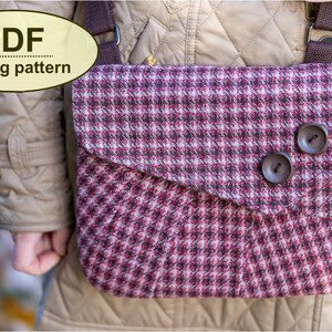 Pu&ograve; includere: Una borsa a tracolla a quadri rosa e marrone con due bottoni marroni. Modello di cucito PDF.