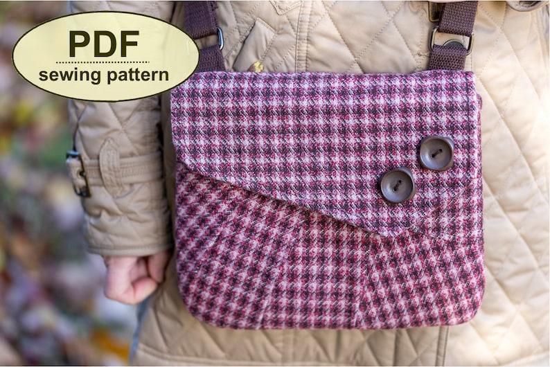 Pu&ograve; includere: Una borsa a tracolla a quadri rosa e marrone con due bottoni marroni. Modello di cucito PDF.
