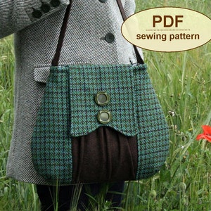 Op de afbeelding: Een groene en bruine tweed crossbody tas met een bruine flap en twee grote knopen. De tas wordt gedragen door een persoon in een grasveld. PDF-naai-patroon.