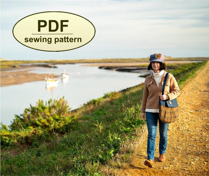 K&ouml;nnte beinhalten: Eine Person in einer beigen Jacke, blauen Jeans und einer karierten Handtasche geht einen Feldweg entlang neben einem Gew&auml;sser. Das Bild enth&auml;lt den Text "PDF sewing pattern" in einem gelben Oval.