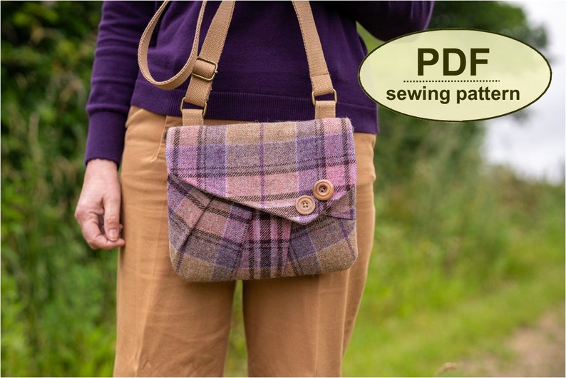 Pu&ograve; includere: Un cartamodello PDF per una borsa a tracolla a quadri con chiusura a lembo e due bottoni. La borsa &egrave; indossata da una persona con una camicia viola e pantaloni marroni.