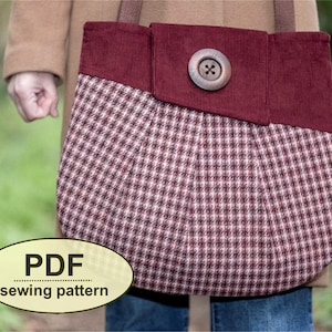K&ouml;nnte beinhalten: Burgunderfarbene Stofftasche mit Muster und gro&szlig;em Holzknopfverschluss. Die Tasche hat eine Cordklappe und ein Karomuster auf dem Hauptteil. Der Text "PDF sewing pattern" befindet sich unten links.