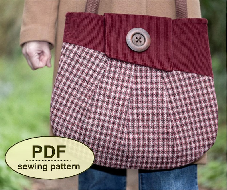 K&ouml;nnte beinhalten: Burgunderfarbene Stofftasche mit Muster und gro&szlig;em Holzknopfverschluss. Die Tasche hat eine Cordklappe und ein Karomuster auf dem Hauptteil. Der Text "PDF sewing pattern" befindet sich unten links.
